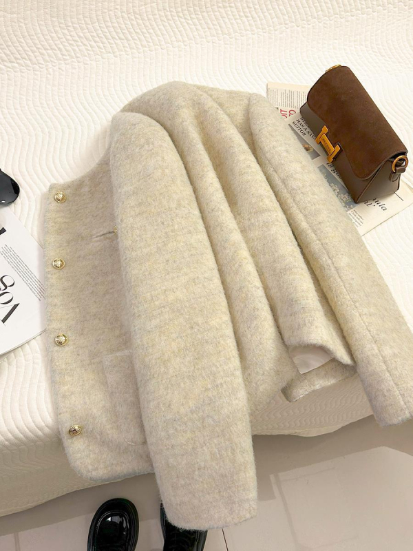 2025 zimska ženska jakna Chanel stil, kratka, s jednim redom gumba, dugi rukavi, okrugli vrat, A8727