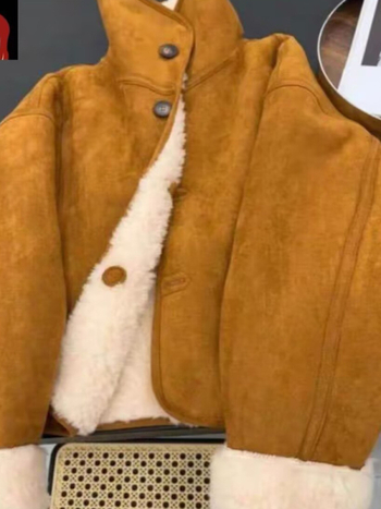 Palton damă din suede, căptușit cu blană de miel, reversibil, mâneci lungi, guler halter, lungime medie, iarnă 2024, stil casual