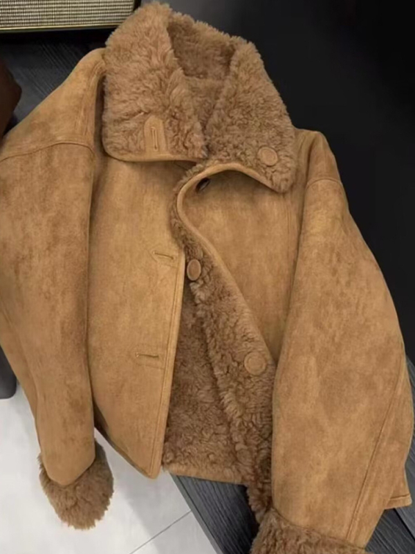 Palton damă din suede, căptușit cu blană de miel, reversibil, mâneci lungi, guler halter, lungime medie, iarnă 2024, stil casual