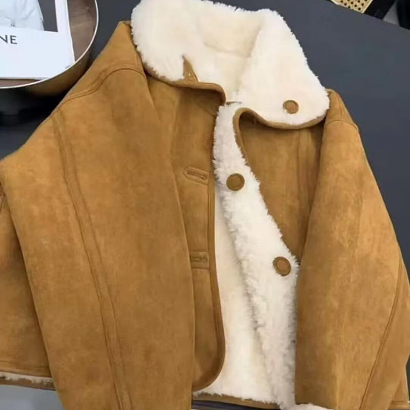 Palton damă din suede, căptușit cu blană de miel, reversibil, mâneci lungi, guler halter, lungime medie, iarnă 2024, stil casual