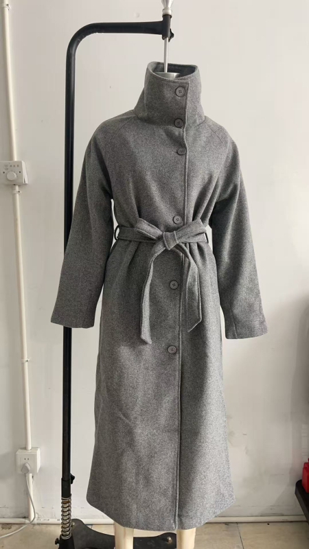 Palton de damă din lână, lung, pentru un stil elegant de navetă, cu guler înalt și deschidere cu șiret