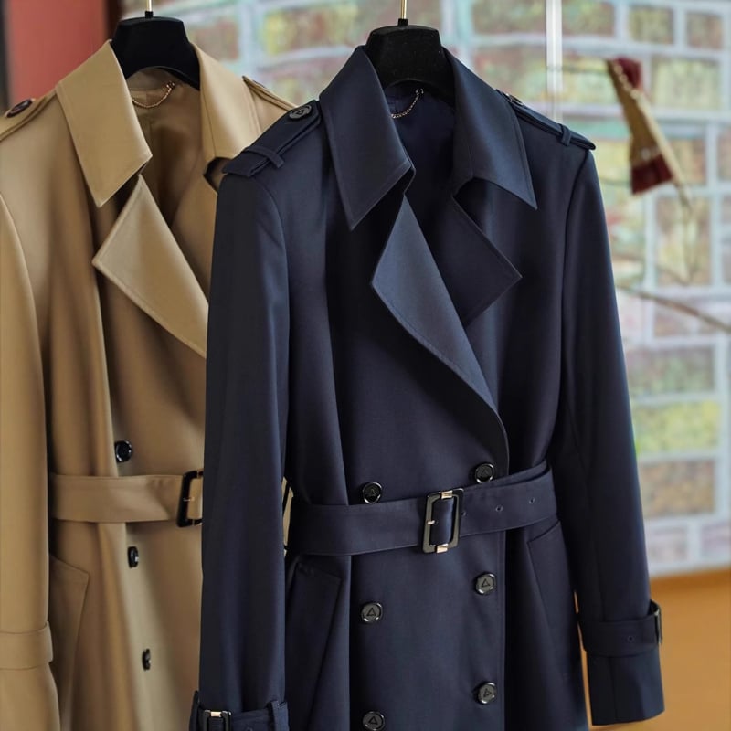 Женски средно дълъг тренчкот сक्का тип лафел, двойно закопчаване, полиестер, средна плътност, дължина 65–80 см