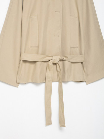 Övvel ellátott szélkabát, reveres gallérral, karcsú fazon, középméretű hosszú ujjú