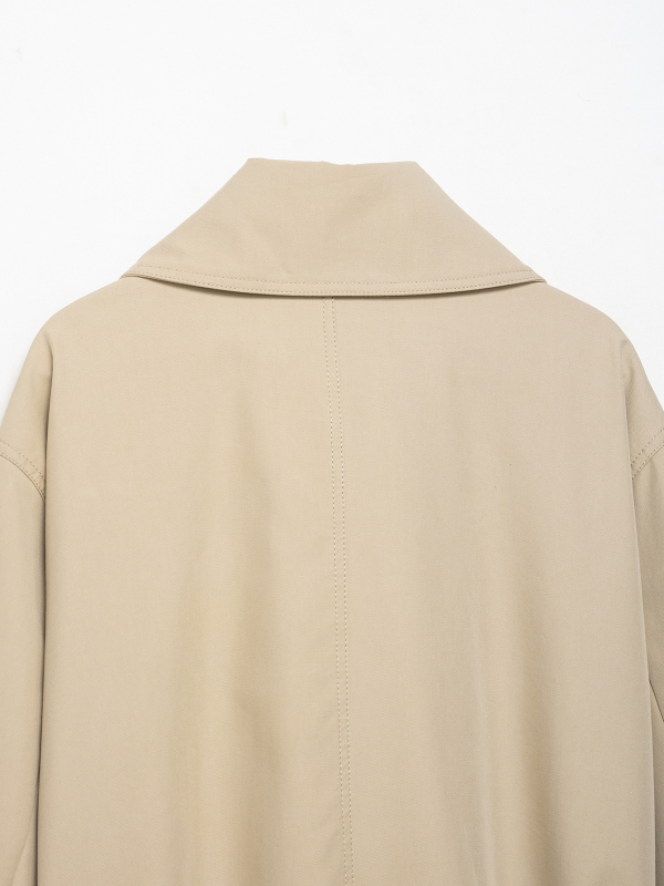 Övvel ellátott szélkabát, reveres gallérral, karcsú fazon, középméretű hosszú ujjú