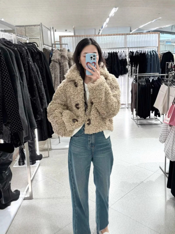 Palton damă cu căptușeală din fleece, gros și cald, mâneci lungi, guler cu rever și închidere cu cataramă, croială lejeră