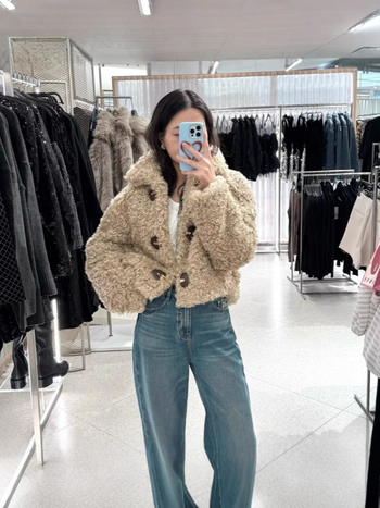 Palton damă cu căptușeală din fleece, gros și cald, mâneci lungi, guler cu rever și închidere cu cataramă, croială lejeră