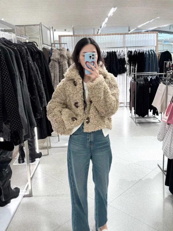 Palton damă cu căptușeală din fleece, gros și cald, mâneci lungi, guler cu rever și închidere cu cataramă, croială lejeră