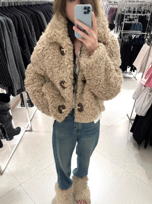 Palton damă cu căptușeală din fleece, gros și cald, mâneci lungi, guler cu rever și închidere cu cataramă, croială lejeră