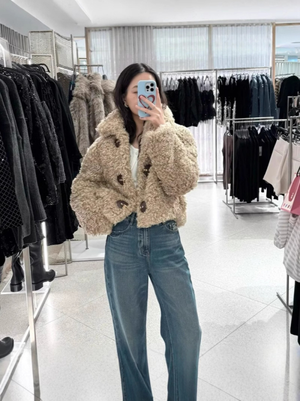 Palton damă cu căptușeală din fleece, gros și cald, mâneci lungi, guler cu rever și închidere cu cataramă, croială lejeră