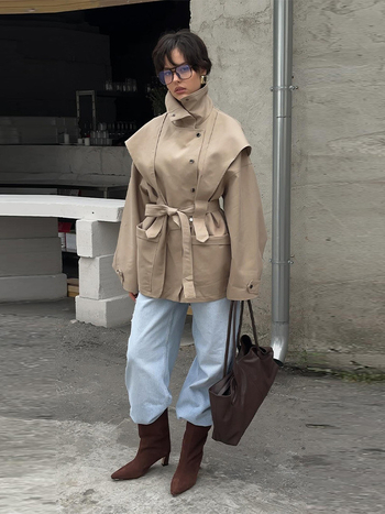 Palton trench scurt pentru femei, guler cu stand, siluetă în talie, construcție quilted, material poliester