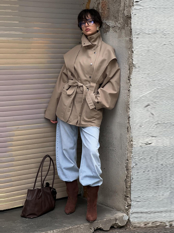 Palton trench scurt pentru femei, guler cu stand, siluetă în talie, construcție quilted, material poliester