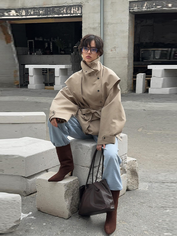 Palton trench scurt pentru femei, guler cu stand, siluetă în talie, construcție quilted, material poliester