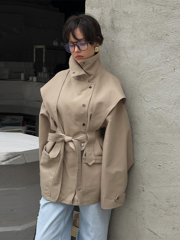 Palton trench scurt pentru femei, guler cu stand, siluetă în talie, construcție quilted, material poliester