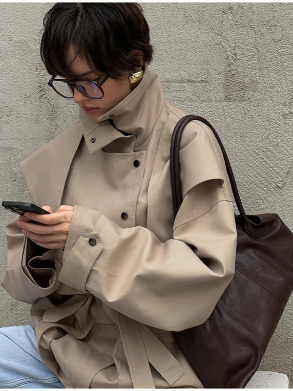 Palton trench scurt pentru femei, guler cu stand, siluetă în talie, construcție quilted, material poliester