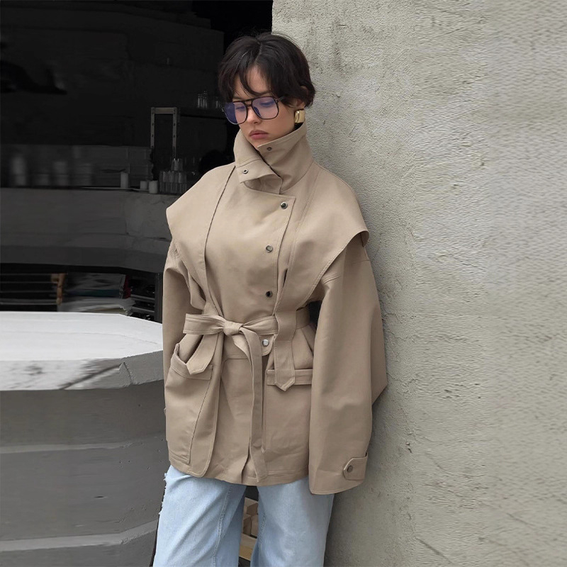 Palton trench scurt pentru femei, guler cu stand, siluetă în talie, construcție quilted, material poliester