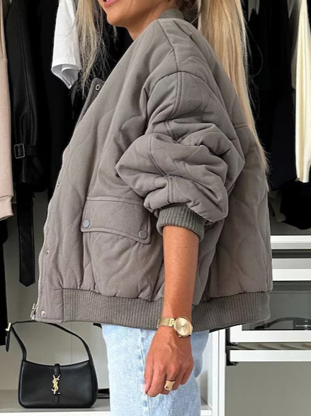 Jachetă din poliester cu spandex, croială lejeră, mâneci lungi, guler înalt, închidere cu nasturi pe un rând, lungime 50–65 cm