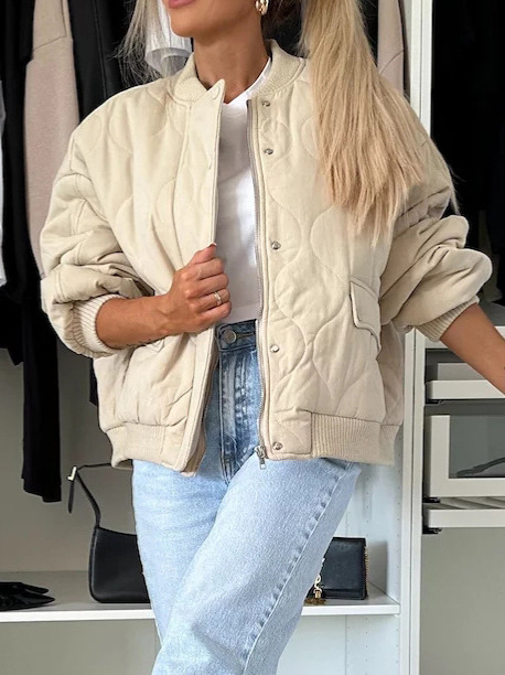 Jachetă din poliester cu spandex, croială lejeră, mâneci lungi, guler înalt, închidere cu nasturi pe un rând, lungime 50–65 cm