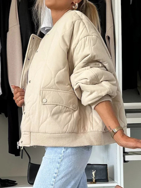 Jachetă din poliester cu spandex, croială lejeră, mâneci lungi, guler înalt, închidere cu nasturi pe un rând, lungime 50–65 cm