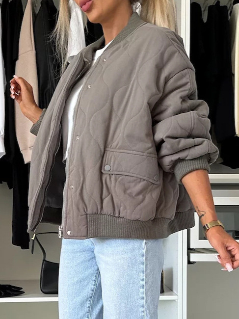 Jachetă din poliester cu spandex, croială lejeră, mâneci lungi, guler înalt, închidere cu nasturi pe un rând, lungime 50–65 cm