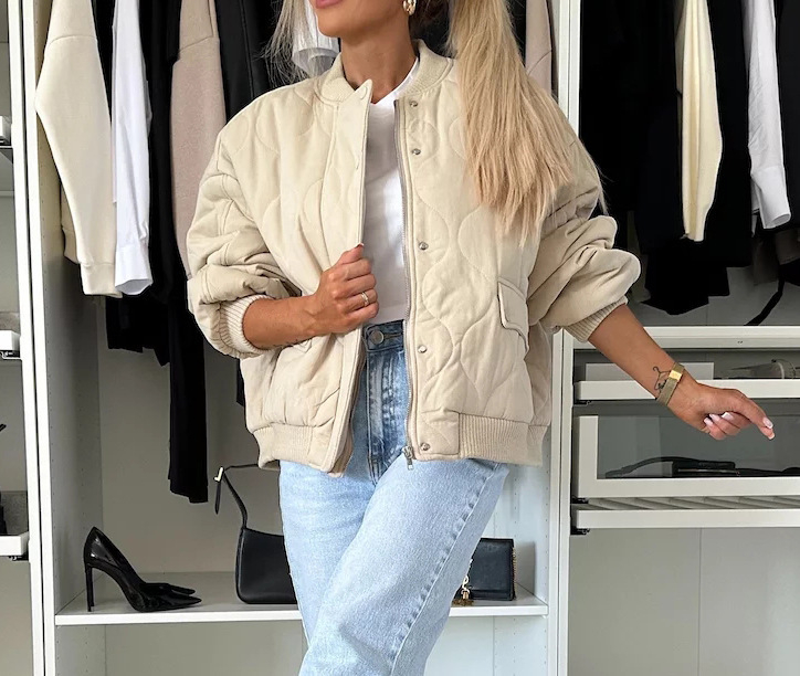 Jachetă din poliester cu spandex, croială lejeră, mâneci lungi, guler înalt, închidere cu nasturi pe un rând, lungime 50–65 cm