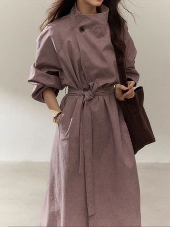 Ženski windbreaker jakna s patchwork detaljima — poliester, dugački kroj, stojeći ovratnik, prednja ploča s vezicom; casual stil, izdanje jesen 2025