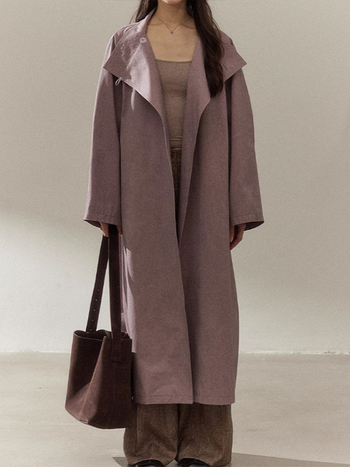 Ženski windbreaker jakna s patchwork detaljima — poliester, dugački kroj, stojeći ovratnik, prednja ploča s vezicom; casual stil, izdanje jesen 2025