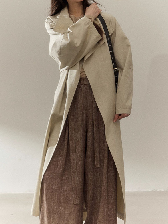 Ženski windbreaker jakna s patchwork detaljima — poliester, dugački kroj, stojeći ovratnik, prednja ploča s vezicom; casual stil, izdanje jesen 2025