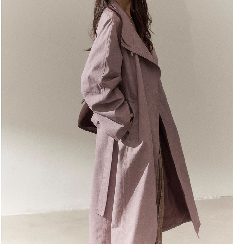 Ženski windbreaker jakna s patchwork detaljima — poliester, dugački kroj, stojeći ovratnik, prednja ploča s vezicom; casual stil, izdanje jesen 2025
