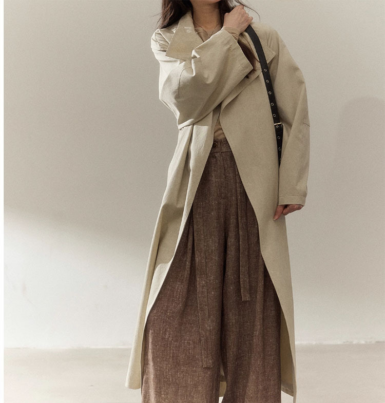 Ženski windbreaker jakna s patchwork detaljima — poliester, dugački kroj, stojeći ovratnik, prednja ploča s vezicom; casual stil, izdanje jesen 2025