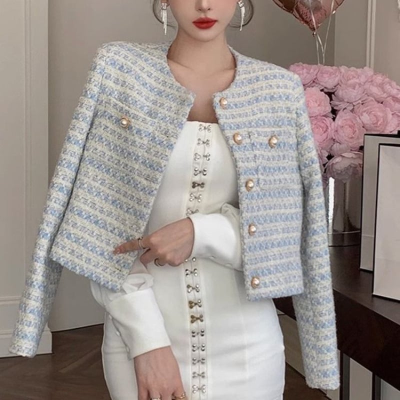 Palton pentru femei în stil Chanel cu nasturi perla – croială slim, guler rotund, mâneci lungi, închidere cu nasturi pe un rând, căptușit