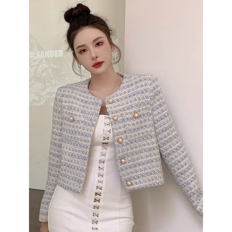 Palton pentru femei în stil Chanel cu nasturi perla – croială slim, guler rotund, mâneci lungi, închidere cu nasturi pe un rând, căptușit