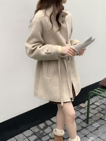 Ženski vuneni kaput, debeli, srednja duljina, opuštena silueta, stojeći ovratnik, jednostruko kopčanje