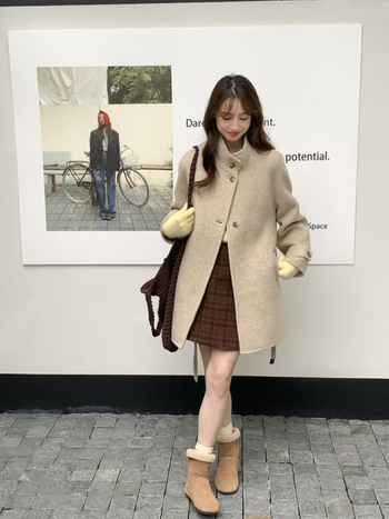 Ženski vuneni kaput, debeli, srednja duljina, opuštena silueta, stojeći ovratnik, jednostruko kopčanje