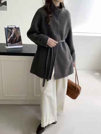 Ženski vuneni kaput, debeli, srednja duljina, opuštena silueta, stojeći ovratnik, jednostruko kopčanje