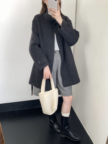 Ženski vuneni kaput, debeli, srednja duljina, opuštena silueta, stojeći ovratnik, jednostruko kopčanje