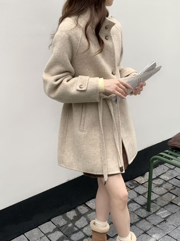 Ženski vuneni kaput, debeli, srednja duljina, opuštena silueta, stojeći ovratnik, jednostruko kopčanje