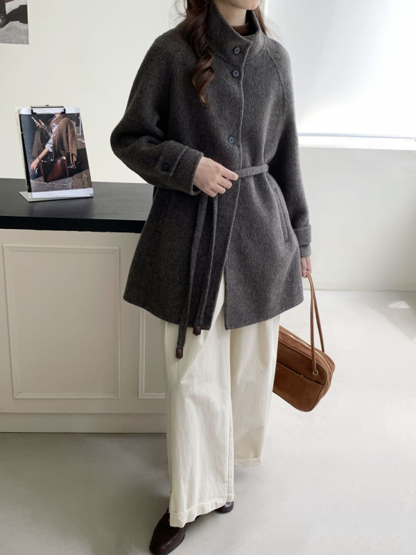 Ženski vuneni kaput, debeli, srednja duljina, opuštena silueta, stojeći ovratnik, jednostruko kopčanje