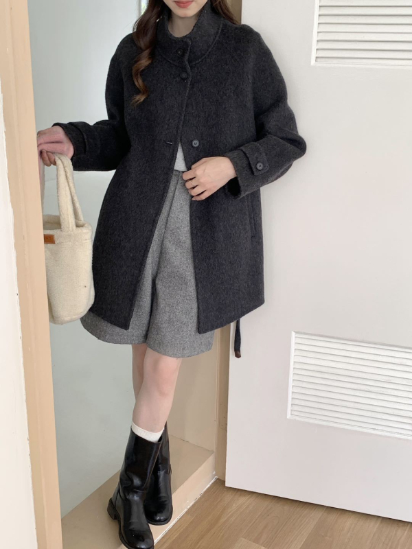 Ženski vuneni kaput, debeli, srednja duljina, opuštena silueta, stojeći ovratnik, jednostruko kopčanje
