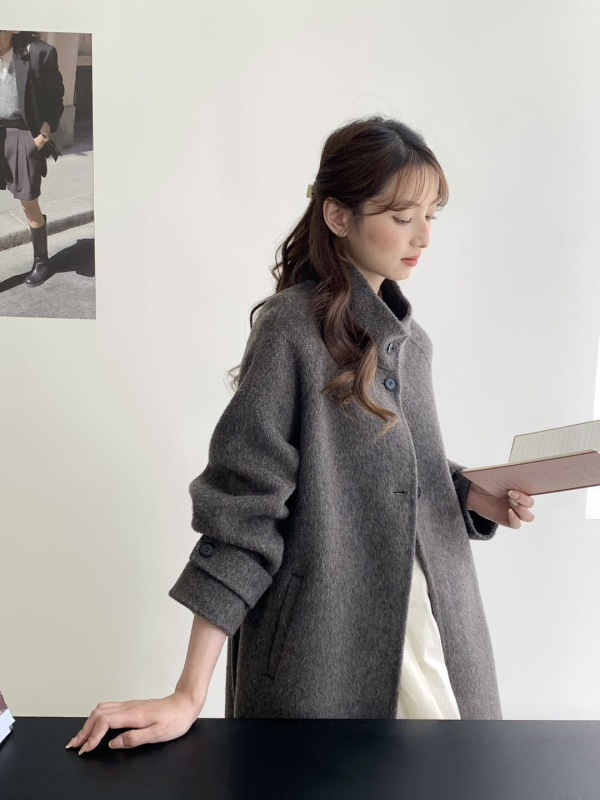 Ženski vuneni kaput, debeli, srednja duljina, opuštena silueta, stojeći ovratnik, jednostruko kopčanje