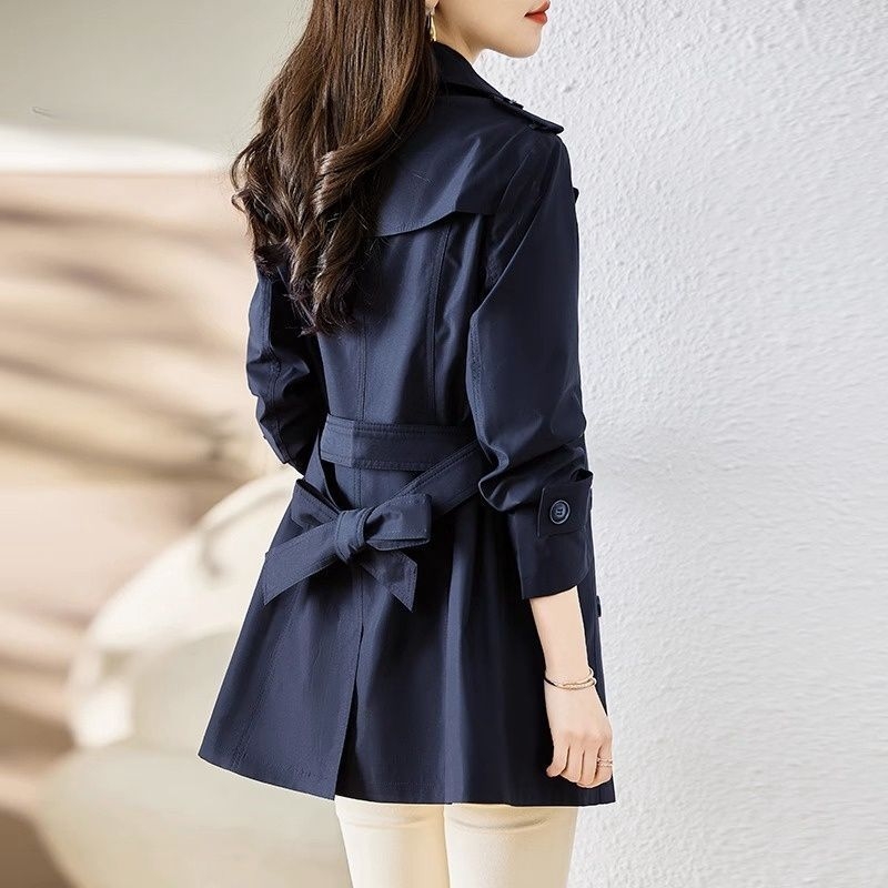 Ženski trench coat za proljeće 2026, kratki model za sitnije figure