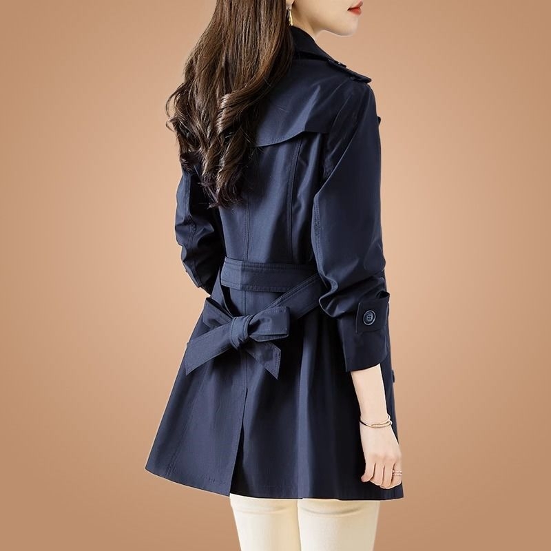 Ženski trench coat za proljeće 2026, kratki model za sitnije figure