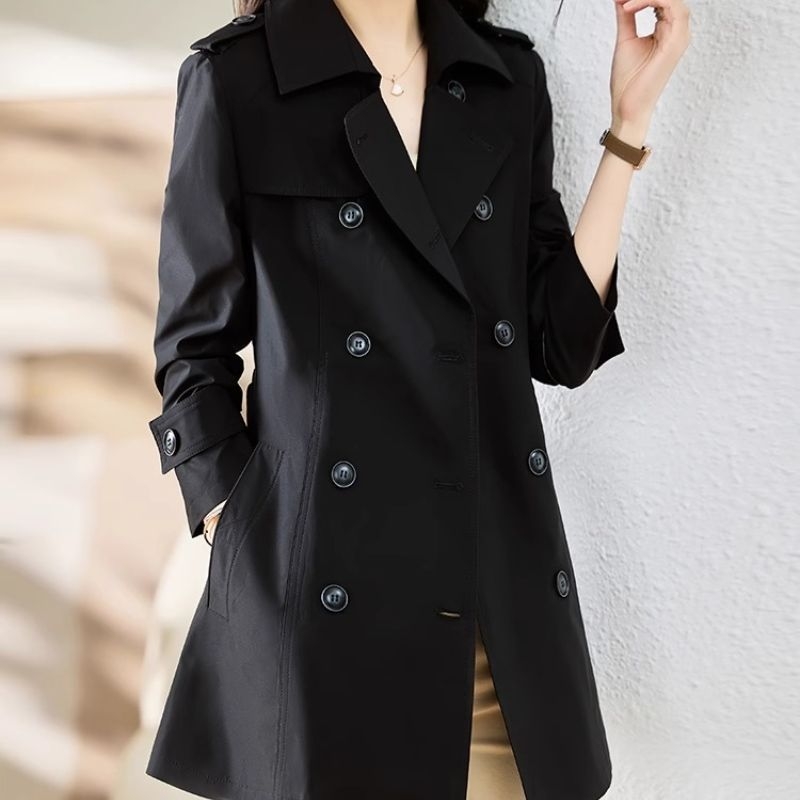 Ženski trench coat za proljeće 2026, kratki model za sitnije figure