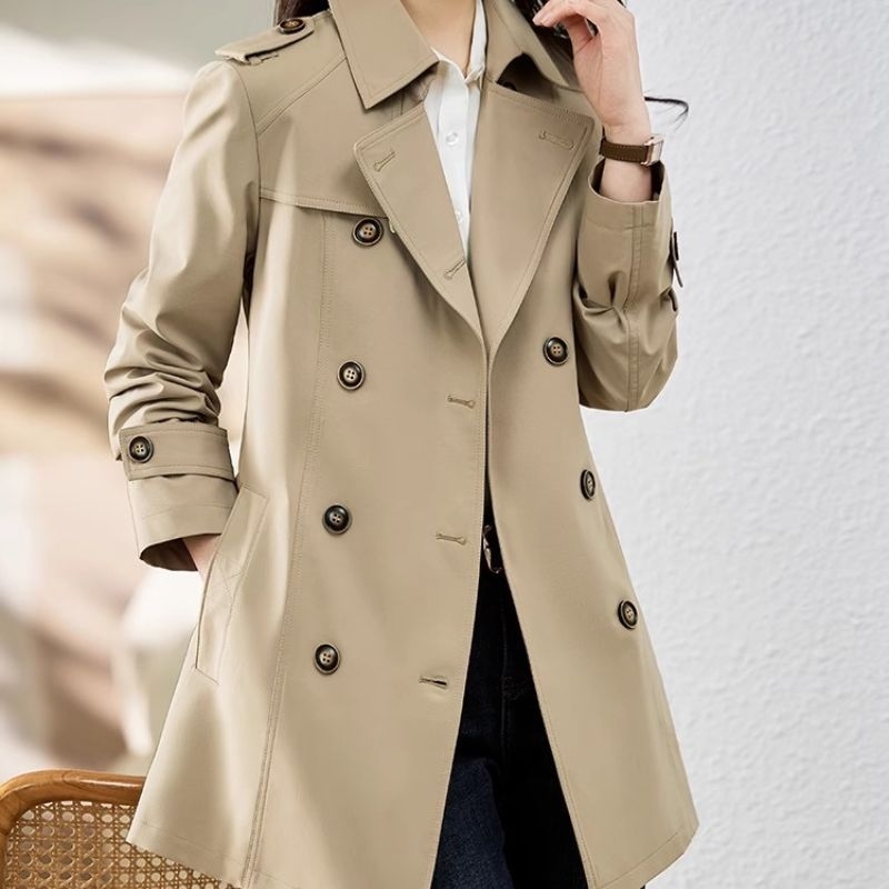 Ženski trench coat za proljeće 2026, kratki model za sitnije figure