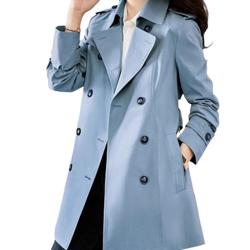 Ženski trench coat za proljeće 2026, kratki model za sitnije figure