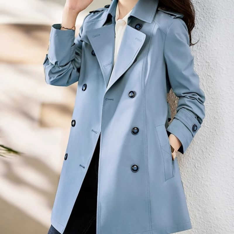 Ženski trench coat za proljeće 2026, kratki model za sitnije figure