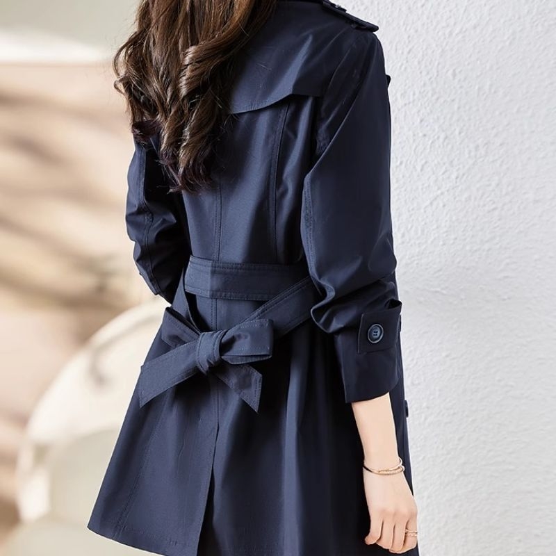 Ženski trench coat za proljeće 2026, kratki model za sitnije figure