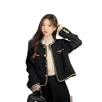 Jachetă damă cu guler rotund, mâneci lungi, închidere frontală cu nasturi; poliester 70-80%, grosime medie, lungime 50-65 cm