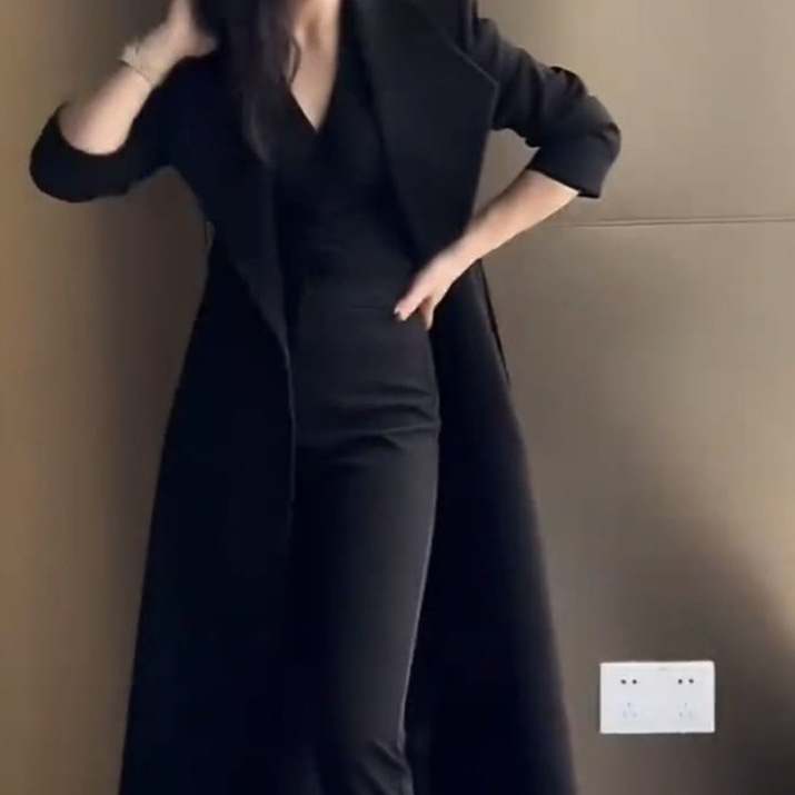 Geacă de damă medie ca lungime – țesătură chenille cu spandex, guler tip sacou, nasturi cu catarame, grosime medie