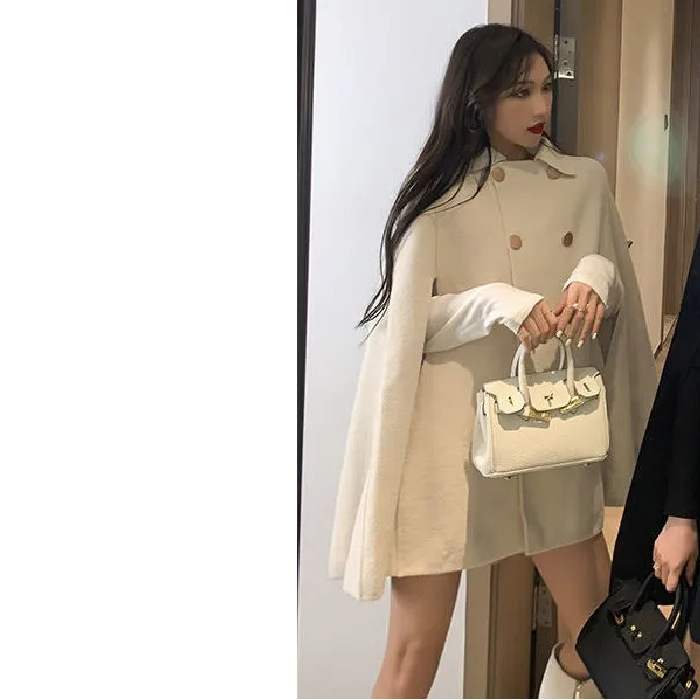 Kabát cape bez rukávov, zmes vlneno-poliester, stredná dĺžka 65-80 cm, golier polo, dvojradové zapínanie