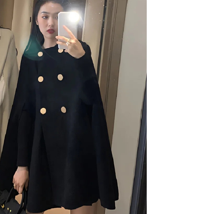 Kabát cape bez rukávov, zmes vlneno-poliester, stredná dĺžka 65-80 cm, golier polo, dvojradové zapínanie